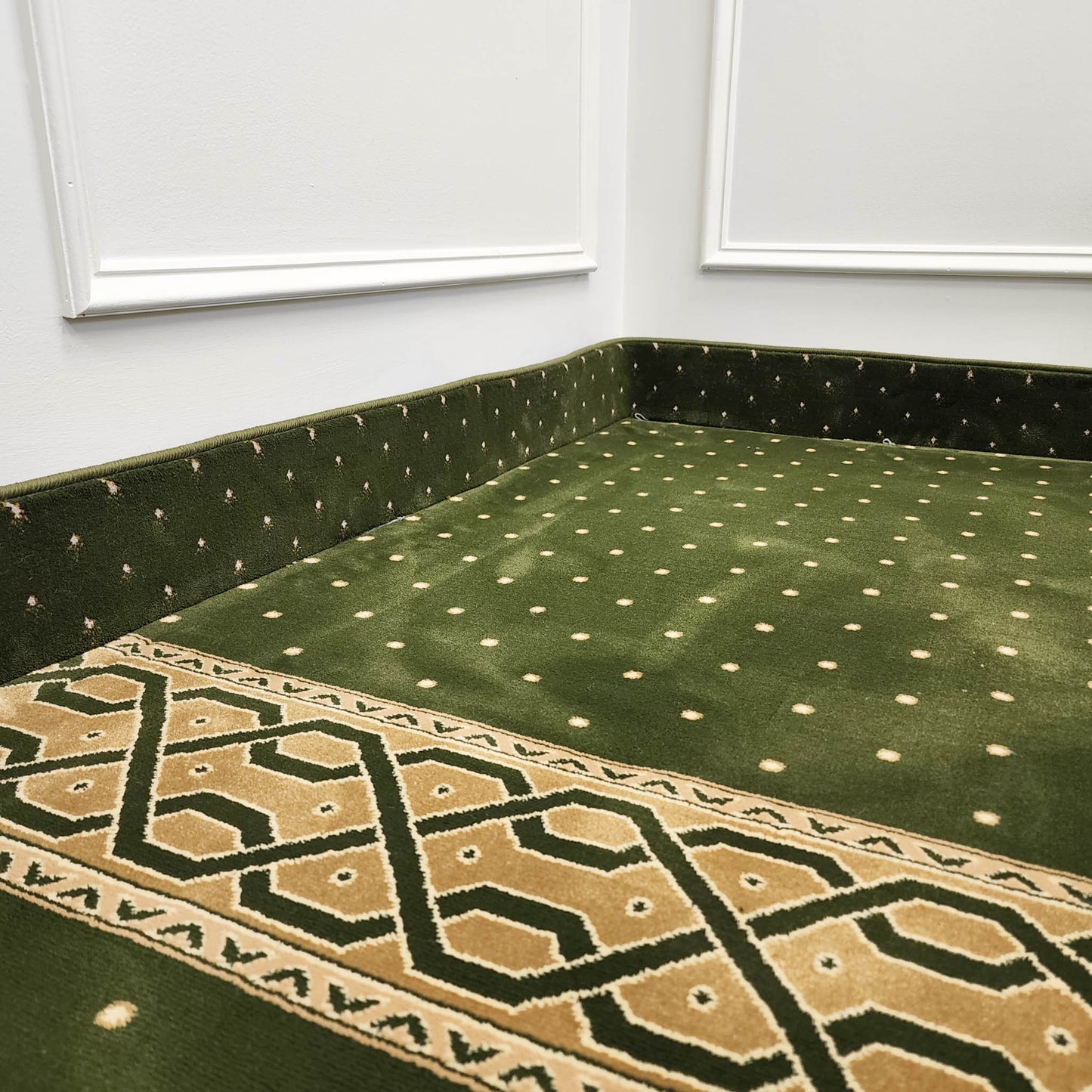 GREEN DOTS Carpet Cove Base by feet