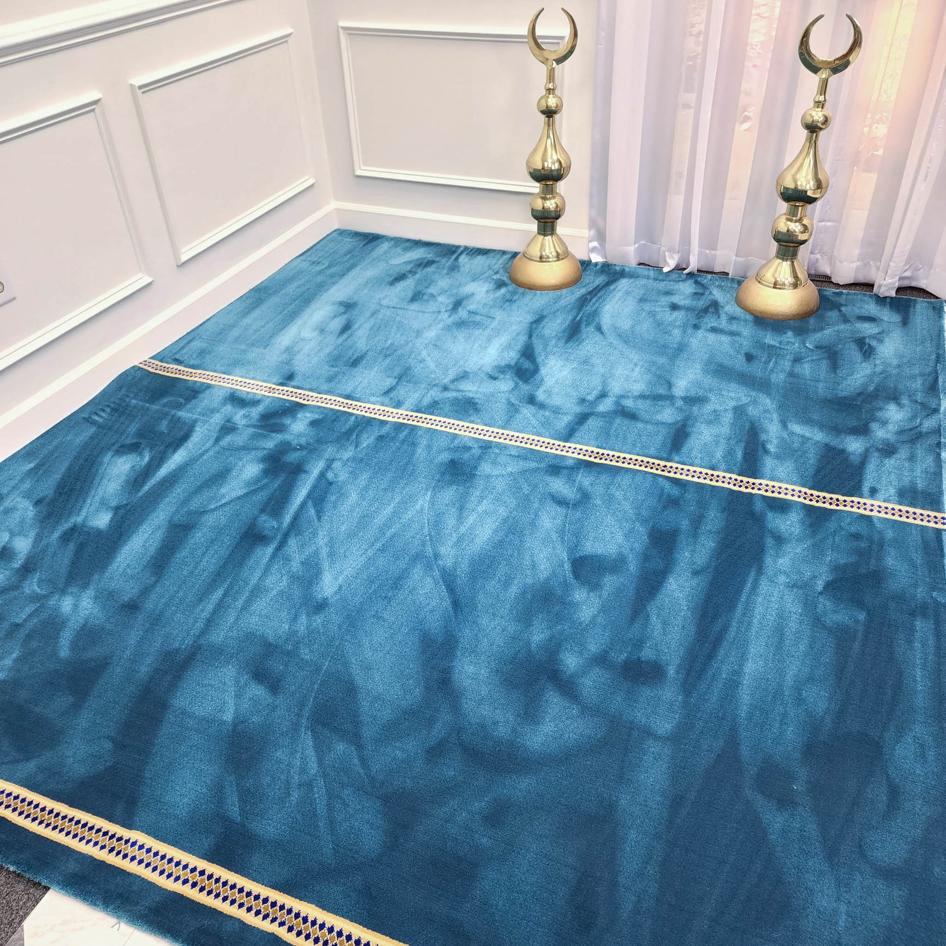 Solid simple blue prayer carpet with a thin line for islamic focused prayers.